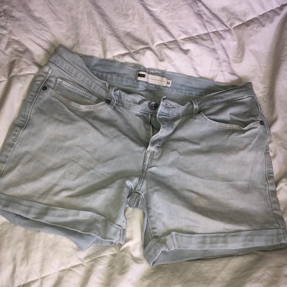 Light wash Demi Levi shorts 💙